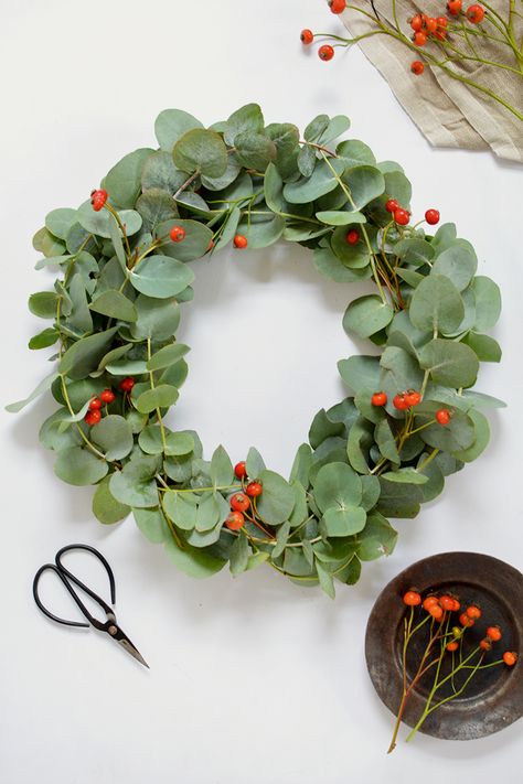 DIY | simple eucalyptus wreath | burkatron Eucalyptus Wreath Diy, Eucalyptus Diy, Eucalyptus Christmas, Diy Eucalyptus, Natal Natural, Feuille Eucalyptus, Fresh Eucalyptus, Dried Eucalyptus, Minimal Christmas