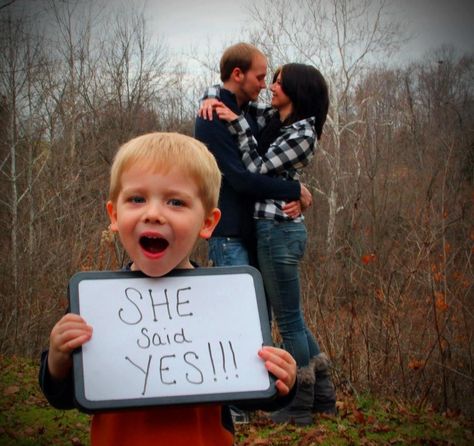 I wanna do somethin like this with Kylie but her hold thr sign that says I asked Family Engagement Pictures, Family Engagement Photos, Sabe The Date, Photography Checklist, Country Engagement Pictures, Engagement Photos Country, Wedding Engagement Pictures, Country Engagement, Family Engagement