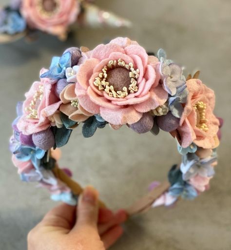 Felt headband with flower for girls. Kids fashion. Felt Flower Hair Clip, Flower Headband Diy, Felt Flower Crown, Flowers Felt, Headband Summer, Headband Diy, Easter Headbands, Felt Headband, Flower Headbands