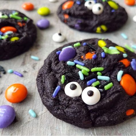 Chocolate Halloween Cookies, Eyeball Cookies, Best Party Snacks, Cat Chocolate, Easy Halloween Cookies, Dutch Chocolate, Chocolate Halloween, Halloween Donuts, Cookies Halloween