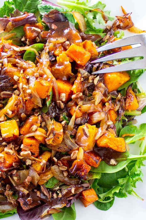 Beautiful, delicious and satisfying as a vegetarian main or side, butternut squash salad with caramelized onions, toasted pecans and warm cinnamon dressing will get rave reviews at your next holiday or dinner event. Cinnamon Dressing, Spiralized Butternut Squash, Rosh Hashanah Menu, Butternut Squash Cinnamon, Paleo Salad, Butternut Squash Salad, Spinach Curry, Squash Salad, Butternut Squash Recipes