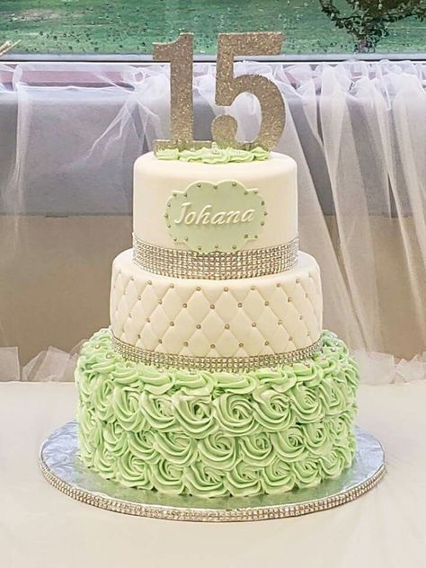 Sage Green And Gold Sweet 16 Cake, Sweet 16 Cakes Sage Green, Yellow Quince, Green Quinceanera Theme, Green Birthday Cakes, Quince Cakes, Quince Cake, 15th Birthday Cakes, Quinceanera Cakes