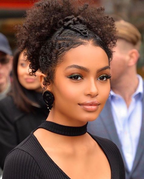 Yara (The face) Shahidi’s Instagram profile post: “YES 👍🏾! Just reminding y’all there’s a new episode of Grownish tomorrow! Now enjoy these edits of the stars of tomorrow episode!” Tara Shahidi Hairstyles, Yara Shahidi Hairstyles Grown Ish, Yara Shahidi Hairstyles, Styled Curls, Universe Photoshoot, Yara Shahidi, Pelo Afro, Natural Hair Updo, Curly Girl Hairstyles