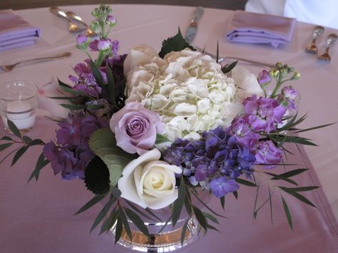 white and purple centerpiece Lavender Centerpieces, Centerpiece Arrangements, Purple Flower Arrangements, Purple Centerpieces, Lavender Wedding Flowers, Modern Wedding Flowers, Wedding Table Linens, Hydrangeas Wedding, Purple Wedding Flowers