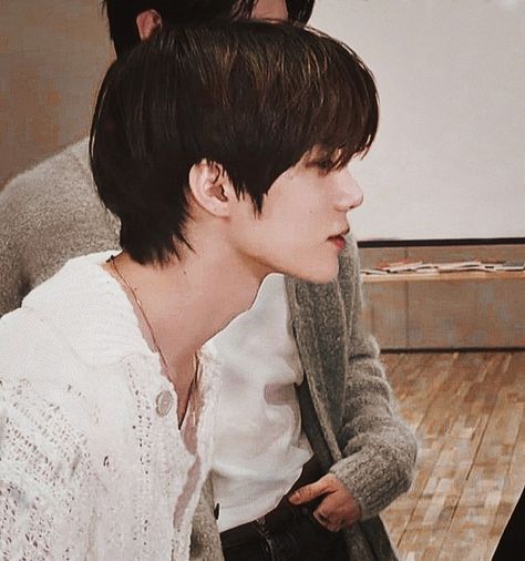 Beomgyu Side View, Beomgyu Side Profile Long Hair, Beomgyu Front Face, Beomgyu Jawline, Beomgyu Ear Piercing, Beomgyu Front Profile, Txt Side Profile, Txt Side Eye, Kpop Side Profile