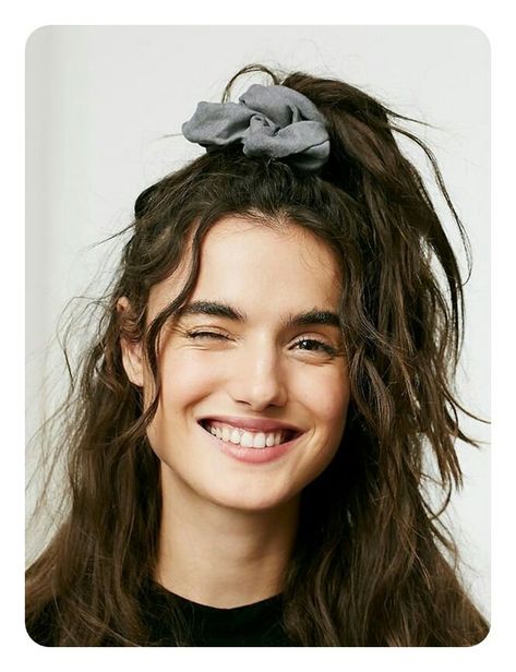 Scrunchies 90s Trends 90s Grunge Hair, 90’s Hairstyles, 80s Hair, 90s Hairstyles, Long Natural Hair, Short Curly Hair, Grunge Hair, Vintage Hairstyles, Scrunchie Hairstyles