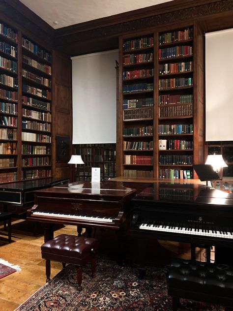 Harvard Classroom, Harvard Interior, Idealist Aesthetic, Harvard University Library, College Harvard, Harvard Aesthetic, Library Shoot, Harvard Library, Smart Aesthetic