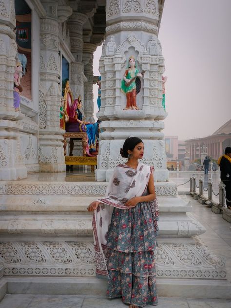 Temple Visit Outfit Indian, Prem Mandir Vrindavan Photography, Temple Photoshoot Photo Ideas, Poses In Mandir, Temple Poses Photo Ideas Indian, Vrindavan Dress For Women, Poses In Temple Indian, Mandir Outfit Women, Mandir Photoshoot