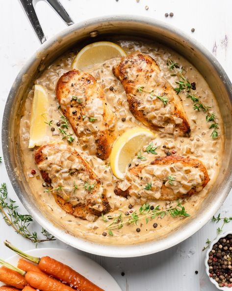 Chicken in pan, topped with white wine cream sauce Chicken Lemon Cream Sauce, Chicken With White Wine Sauce, Chicken In Pan, Chicken With Wine, Chicken Bacon Recipes, Wine Cream Sauce, White Wine Cream Sauce, White Wine Chicken, Lemon Cream Sauces