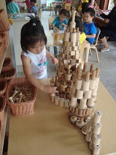 Beautiful use of loose parts featured in this post by Extraordinary Classroom! #reggioinspired #looseparts Reggio Emilia Classroom, Blocks Preschool, Reggio Inspired Classrooms, Reggio Emilia Inspired, Reggio Classroom, Block Center, Preschool Rooms, Block Area, Block Play