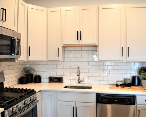 modern kitchen White Tiles Black Grout, White Subway Tiles Kitchen Backsplash, White Subway Tile Kitchen, White Tile Kitchen Backsplash, Neutral Backsplash Kitchen, Backsplash For White Cabinets, Backsplash With White Cabinets, Kitchen Tile Backsplash, Kitchen Splashback Tiles