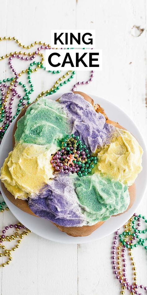 This delicious homemade king cake recipe is stuffed up with cinnamon and sugar and topped off with a cream cheese frosting for the perfect Mardi gras dessert. Traditional King Cake, Mardi Gras Desserts, New Orleans King Cake, Mardi Gras Cake, King Cakes, King Cake Recipe, Cupcake Toppers Free, King Cake Baby, Mardi Gras King Cake