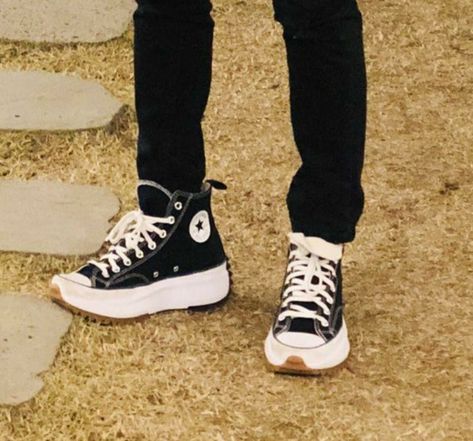 han jisung Straykids Converse, Han Jisung Shoes, Han Jisung Converse, Stray Kids Shoes, Botas Outfit, Converse Run Star Hike, Outfits With Converse, Star Shoes, Aesthetic Shoes