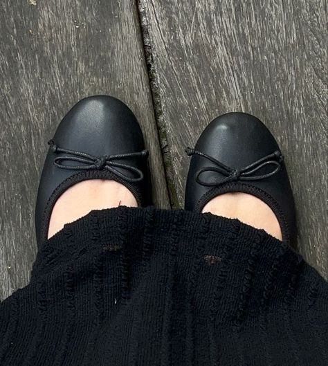 Abercrombie Girls, Fits Ideas, Ballerina Shoes Flats, Ballerina Shoes, Moda Vintage, Pretty Shoes, Ballerina Flats, Black Flats, My Vibe