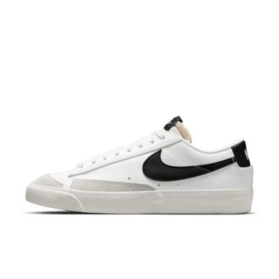 Blazers Nike, Blazer Shoes, Nike Blazer Low 77, Nike Products, Nike Blazer Low, Black Nike Shoes, Old School Style, Blazer Low, Men Nike