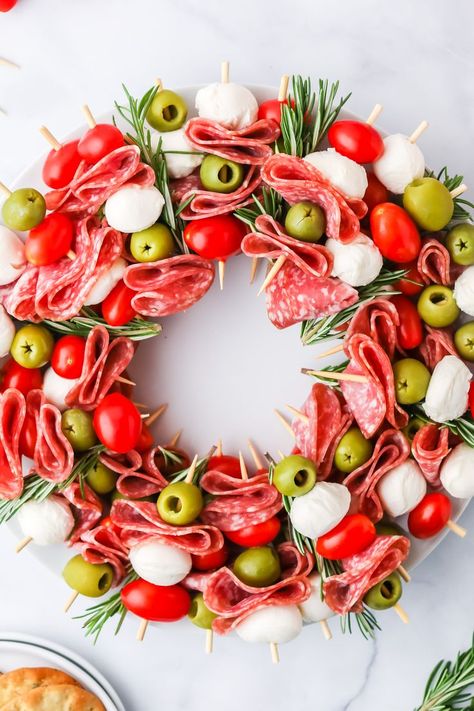 charcuterie wreath Christmas Charcuterie Wreath, Charcuterie Wreath, Christmas Charcuterie, Progressive Dinner, Food Bouquet, Tomatoes Mozzarella, Holiday Appetizers Easy, Festive Appetizers, Confort Food