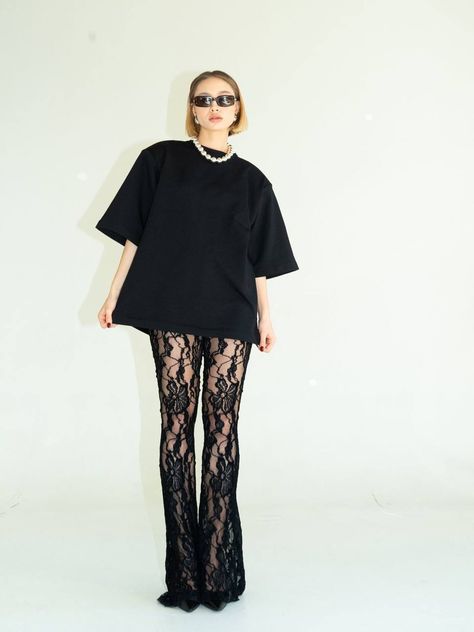 Black Wear Woman, All Black Vintage Outfit, Iconic Black Outfits, Lace Up Outfits, Austin City Limits Music Festival Outfits, Lace Black Pants, All Black Lace Outfit, Creative Styling Fashion, New Orleans Day Outfit