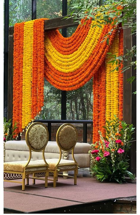 Genda Phool Decor, Marigold Decor, Haldi Decoration Ideas, Marigold Wedding, Haldi Ceremony Decorations, Small Wedding Decor, Mehendi Decor Ideas, Haldi Decor, Wedding Decor Photos