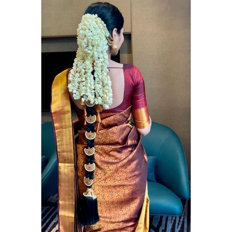 K A L A I M A G A L M U A on Instagram: "A long thick braid adorned with traditional hair accessories and jasmine flowers is a perfect fit for a traditional south Indian bride. @ashwininair_harikrishnan" South Indian Bride Braid, Jasmine Flower Hairstyle For Saree, Tamil Bride Traditional, Tamil Bride Hairstyle, Jasmine Flower Hairstyle, Kerala Bride Hairstyles, Bridal Hairdos, Indian Hairstyles For Saree, Hair Color Cherry Coke