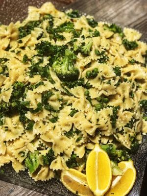 Trader Joes Lemon Basil Pasta Salad Copycat, Lemon Basil Pasta Salad, Lemon Pesto Pasta, Lemon Pasta Salads, Lemon Basil Pasta, Basil Pasta Salad, Broccoli Pasta Salads, Pasta Salad With Spinach, Bowtie Pasta Salad