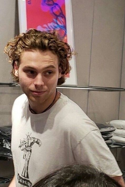 Luke Hemings, Walking Meme, 5sos Luke, 5sos Pictures, Luke Roberts, Five Seconds Of Summer, 1d And 5sos, Second Of Summer, Luke Hemmings