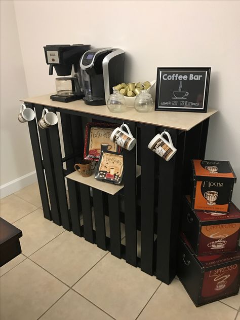 Pallet Coffee bar Diy Pallet Coffee Bar, Pallet Coffee Bar Diy, Pallet Coffee Bar, Makeshift Kitchen, Bar Made From Pallets, Cafe Counter, Bar Home Decor, Diy Coffee Bar, Pallet Bar