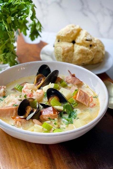 Irish Fish Chowder, Irish Lunch, Irish Seafood Chowder Recipe, Consomme Recipe, Chowder Recipes Seafood, Seafood Meals, Food Pic, Seafood Chowder, Irish Food