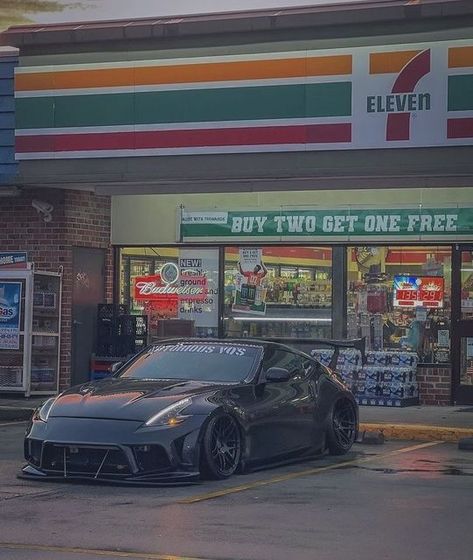 Cars At 7 Eleven, 7 Eleven Aesthetic Car, 370z Aesthetic, 370z Wallpaper, Jdm Photography, Nissan Z350, Jdm Wallpapers, Car Hub, Car Edits