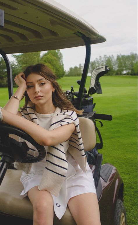 Golf Course Photoshoot Fashion, Golf Club Photoshoot, Golf Tournament Photography, Golf Photoshoot Women, Golf Photoshoot Photo Ideas, Golf Course Photoshoot, Golf Shoot, Classy Athleisure, Golf Photoshoot