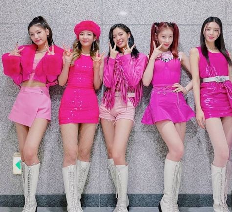 Girlfriend Quiz, Itzy Twitter, Itzy Loco, I Love You Girl, The Last Day, Pink Outfits, Pink Outfit, Kpop Outfits, Stage Outfits