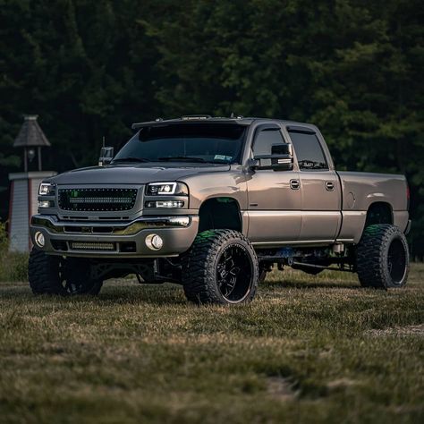 07 Lbz on Instagram: “Sadly winter is coming. And fast. 📷-@cmk._.photography @royalcustomz.tc . . . . . . #duramax #stock #dieseltrucks #mechanic #4x4…” Lbz Duramax Trucks, Lifted Duramax, Truck Lift Kits, Truck Builds, Gmc Duramax Diesel, Truck Photography, Truck Wallpaper, Jacked Up Chevy, Dodge Diesel Trucks