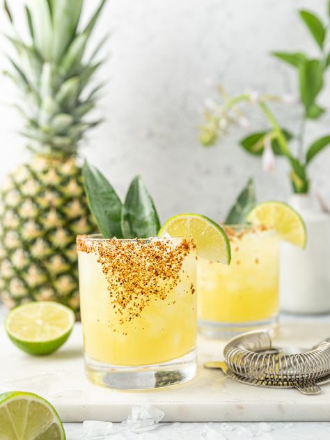 Pineapple Margarita Recipe, Mexican Seasoning, Pineapple Margarita, Cocktail Mixer, Pineapple Drinks, Watermelon Margarita, Margarita Mix, Gin Fizz, Summer Cocktail Recipes