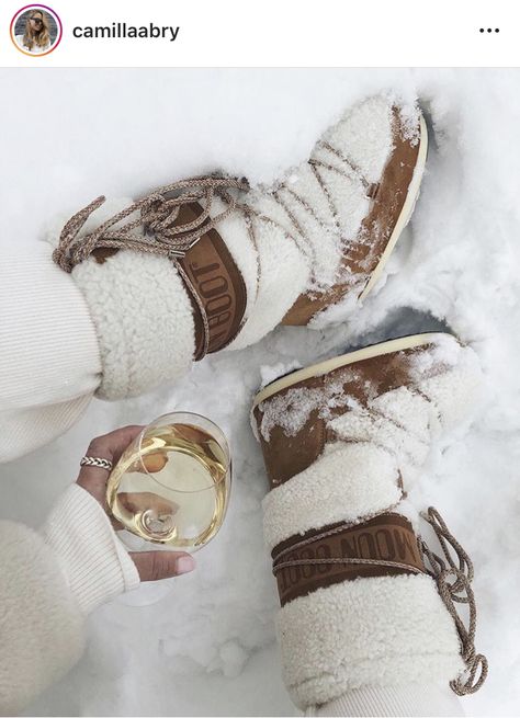 Christmas Snow Outfit, Moonboots Outfits, Aspen Aesthetic, Snow Glasses, Snow Boots Outfit, Winter Bunny, Ski Trip Outfit, Winter Shoes Boots, Ski Aesthetic