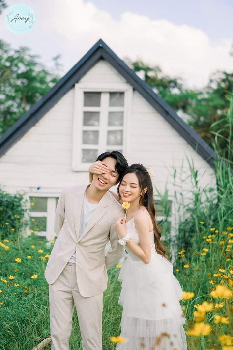 Preeweding Shoot, Garden Prewedding, Prenup Poses, Model Illustration, Bali Prewedding, Pre Wedding Photoshoot Props, Korean Wedding Photography, Wedding Photo Studio, Wedding Photoshoot Props