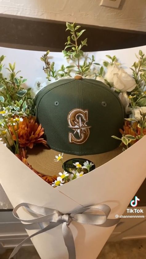 Cap Bouquet For Boyfriend, Hat Gift Ideas For Him, Hat Ramos For Guys, Fitted Hat Bouquet, Ramo Buchon For Guys, Hat Bouquet For Boyfriend, Flowers For Boyfriend, Flowers For Guys, Spoiling Boyfriend Ideas For Him