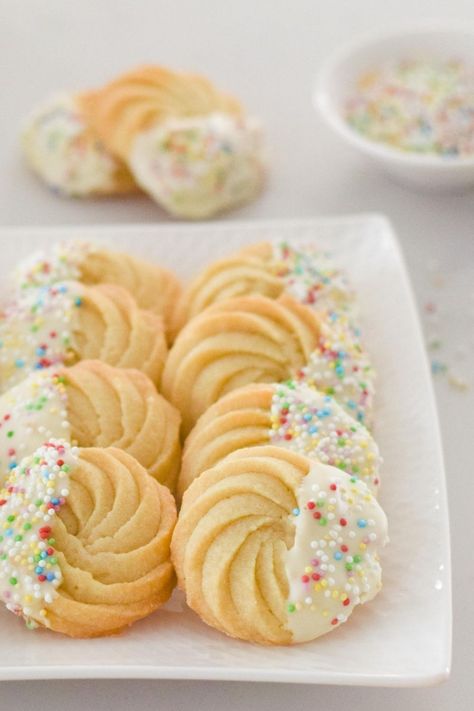 100 Cookies Recipe, Melting Moments Cookies, Danish Cookies, Butter Cookies Easy, Coconut Biscuits, Butter Tea, Lemon Cookies Recipes, Cookie Crisp, Tea Biscuits