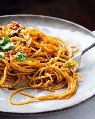 Sichuan Dan Dan Noodles - Marion's Kitchen Easy Garlic Butter Pasta, Garlic Butter Spaghetti, Chilli Crisp, Sweet And Sour Prawns, Butter Spaghetti, Shanghai Noodles, Easy Garlic Butter, Garlic Butter Pasta, Marion Grasby