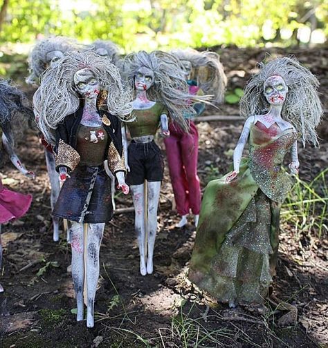 The Walking Dead was my inspiration for these Barbie Zombies. All I needed was the unsuspecting Barbie dolls to create my own walkers! Zombie Barbie, Halloween Garden Decorations, Diy Halloween Dekoration, Apartment Halloween, Porch Halloween, Cheap Halloween Decorations, Halloween Diy Outdoor, Decorations Bedroom, Zombie Dolls