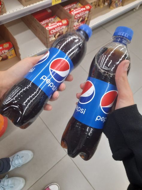 #pepsi #friends #store #cute #blue #duo #pepsi supremacy Pepsi Astethic, Pepsi Aesthetic, Pepsi Can, Best Vlogging Camera, Biro Art, Butters South Park, Top Drinks, Diet Pepsi, Yummy Alcoholic Drinks