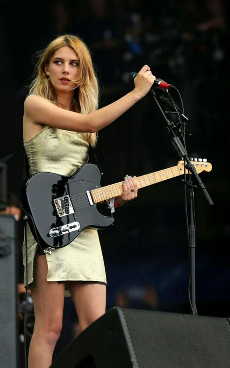 Ellie Rowsell  Wolf Alice Glasto 2016 Holding A Guitar, Ellie Rowsell, Chicas Punk Rock, Wolf Alice, Joe Black, Women Of Rock, Guitar Girl, Estilo Rock, Female Guitarist