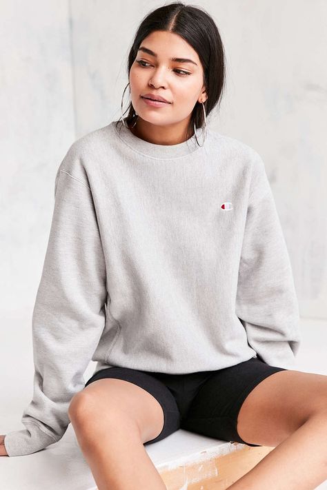 Champion Reverse Weave Pullover Sweatshirt - Urban Outfitters Outfit Grey, Champion Clothing, Sweatshirt Outfit, Champion Reverse Weave, Champion Sweatshirt, Sweatshirt Dress, Autumn Fashion Women, Minimal Fashion, Outfits Casuales