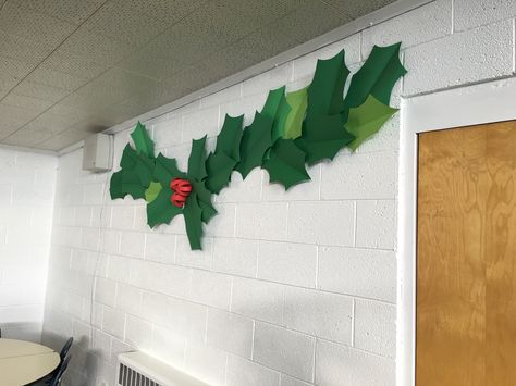 Party Paper Decorations, Christmas Cubicle Decorations, Diy Christmas Backdrop, Classroom Christmas Decorations, Ward Christmas Party, Christmas Bulletin, Holly Christmas, Christmas Fireplace Decor, Easy Christmas Decorations