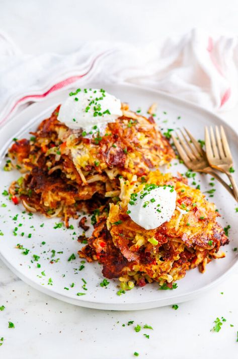 Cheesy Egg and Ham Hash Browns - Aberdeen's Kitchen Ham Hash, Hash Brown Patties, Simply Potatoes, Chicory Recipe, Cheesy Eggs, Potato Fritters, Ham And Eggs, Easy Cocktail, Yummy Pasta Recipes