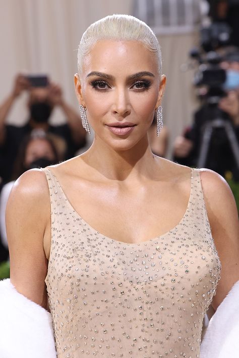 Kim Kardashian Met Gala, Kardashian Met Gala, Kim Blonde, Met Gala Makeup, Gala Makeup, Kim Kardashian Wedding, Most Expensive Dress, Marilyn Monroe Dress, Monroe Dress