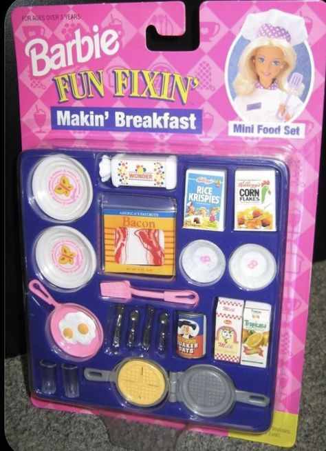 Barbie Fun Fixin Mini Food set. Making Breakfast. Fried eggs. Bacon. Waffles. Waffle iron. Oatmeal. Wonder Bread. Cereal milk orange juice Tropicana Barbie Breakfast, American Girl Doll Sets, 90s Decor, Barbie Playsets, Accessoires Barbie, Barbie Food, Barbie Sets, Fashion Anime, Barbie Family