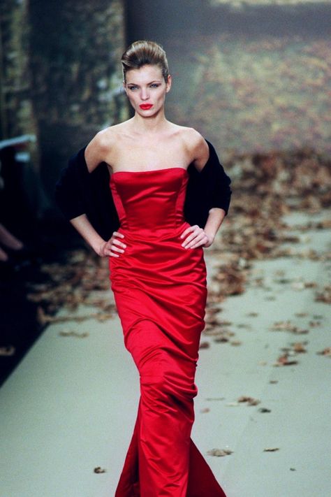 oscar de la renta runway | Oscar De La Renta Fall 1998 - Oscar De La Renta Runway - The Cut Red Runway Fashion, Runway Fashion Vintage, Runway Gowns, High Fashion Runway, 90s Runway Fashion, Fall Winter Fashion, Vintage Runway, Oscar Dresses, Red Gowns