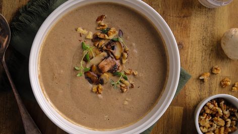 Mushroom and walnut soup Walnut Soup Recipes, Walnut Soup, Soup Party, Mushroom Spinach, How To Cook Mushrooms, Fresh Recipes, Mushroom Soup, Gluten Free Bread, Vegan Paleo