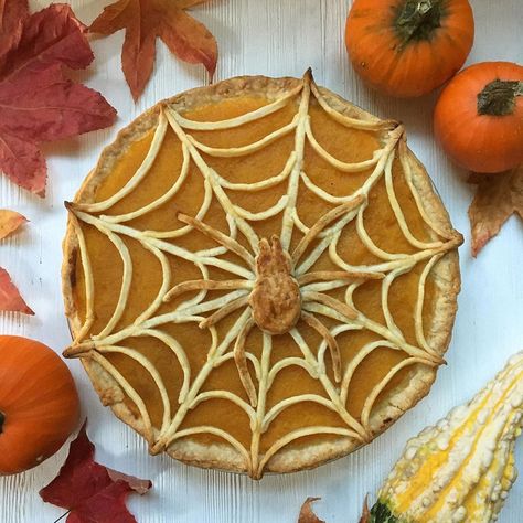 Cute Pie Crust Ideas, Spooky Pie Crust Designs, Halloween Pie Crust Designs, Halloween Pie Crust, Pumpkin Pie Decoration, Spaghetti Party, Halloween Pie, Spooky Spaghetti, Pumpkin Pie Crust