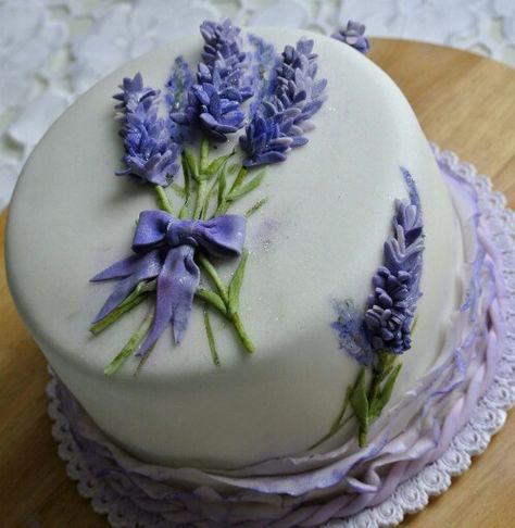 Lavender cake Lavender Cake With Flowers, Cake Lavender Decoration, Lavender Cake Design, Lavender Birthday Cake, Lavender Colour Cake Design, Lavender Flower Cake Design, Tulip Cake, Flower Cake Design, Lavender Cake