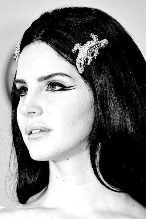 Lana Eyeliner, Lana Del Rey Eyeliner, 60s Eye Makeup, Black Hair Makeup, 70s Makeup, Lana Del Ray, Winged Eyeliner, Makeup Designs, Doll Parts